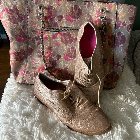 Taupe/Gold handbag with coordinating gold oxfords - Picture 2 of 2